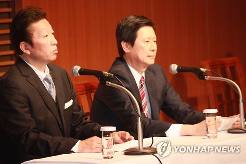 일본롯데 사장 상대 손배소송 사실 발표하는 신동주
(도쿄=연합뉴스) 조준형 특파원 = 롯데그룹 창업자 장남인 신동주(61) 전 일본롯데홀딩스 부회장이 쓰쿠다 다카유키(佃孝之) 롯데홀딩스 사장에 대해 일본 법원에 손해배상 소송을 냈다고 밝혔다.
신 전 부회장이 12일 도쿄 도내 한 호텔에서 진행한 기자회견에서 이 같은 사실을 밝히고 있다. 일본어로 진행한 신 전 부회장의 회견에는 롯데의 전 간부 도키와 마코토(왼쪽) 씨가 동석했다. 2015.11.12 jhcho@yna.co.kr