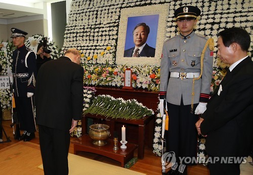 <YS 서거> 전두환, '35년 악연' YS 빈소 조문