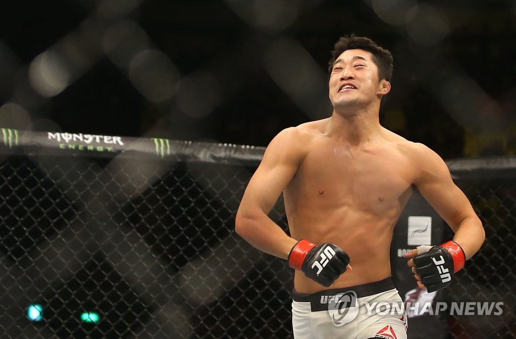 환호하는 김동현