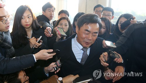 취재진 뿌리치는 민영진 전 KT&G 사장