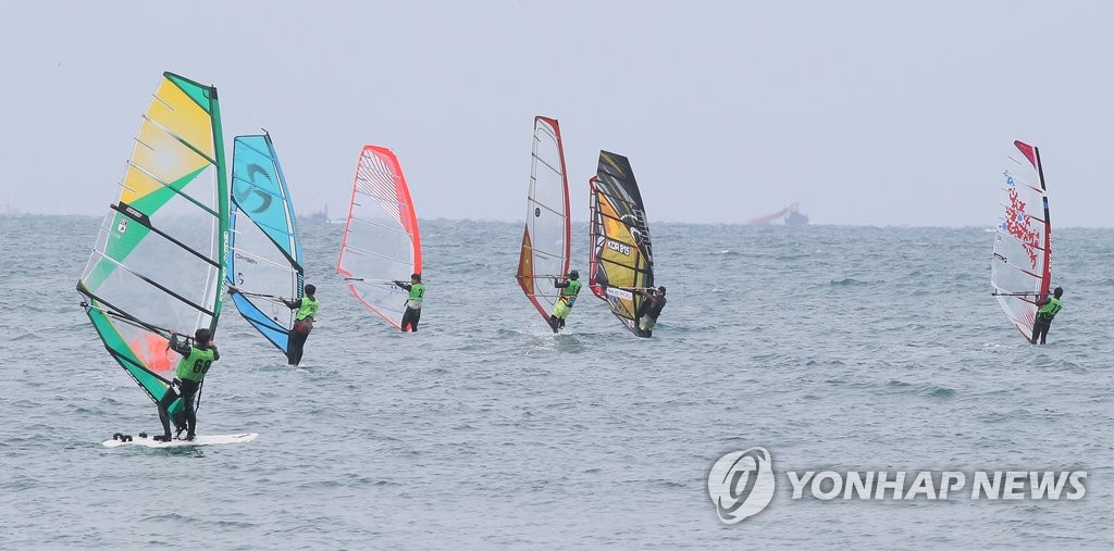 제주 바다에서 즐기는 윈드서핑