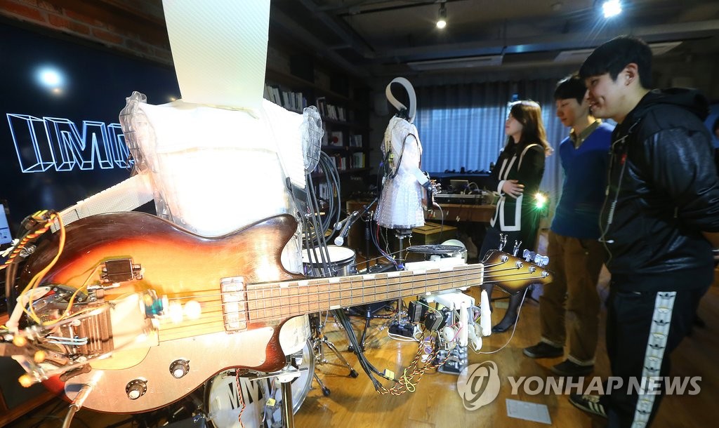 감성 입힌 로봇 인간과 함께 파티를
