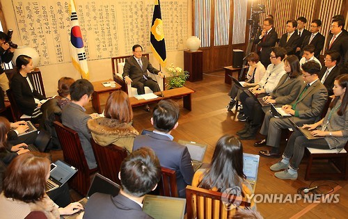 선거구 획정 관련 질문에 답하는 정의화 의장