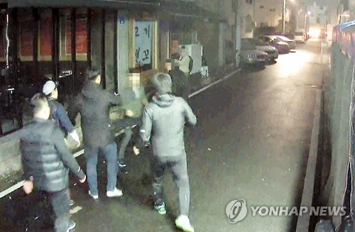 "왜 웃어" 시민 폭행한 조폭 구속. 시민을 따라가는 조폭들(자료사진)