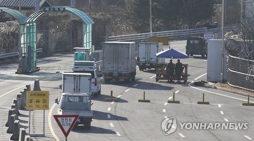경의선 남북출입사무소에서 출경하고 있는 개성공단 차량들