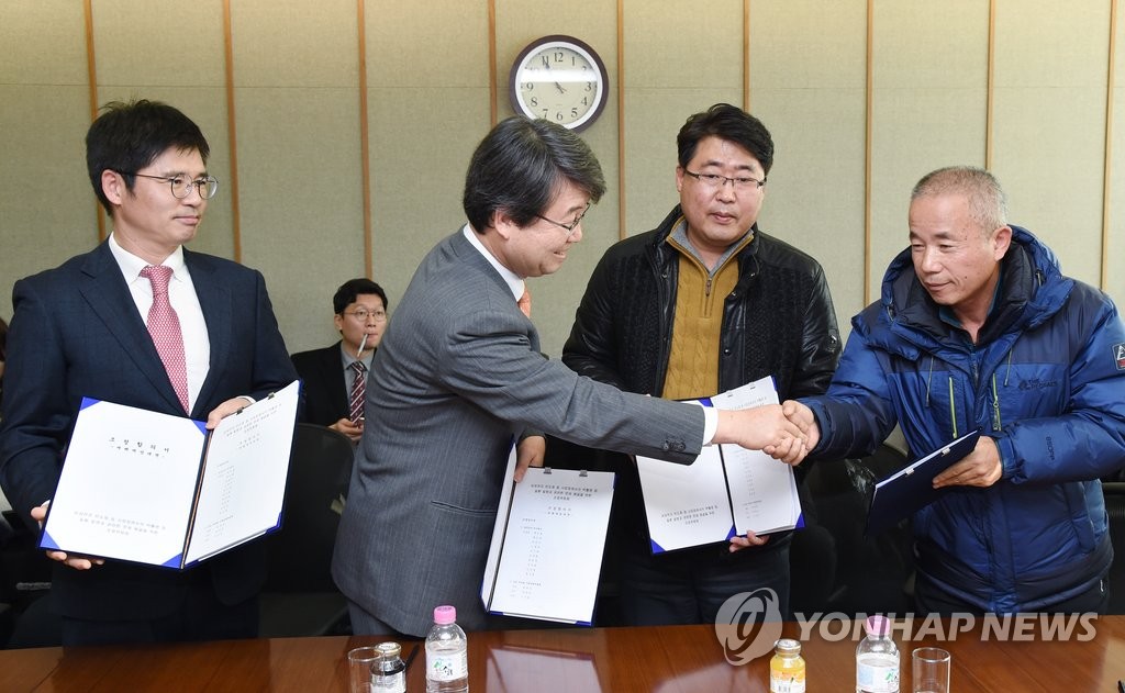 어제 삼성전자와 가족대책위원회, 반올림(반도체노동자의 건강과 인권지킴이) 등 3개 교섭주체가 12일 오전 서울 서대문구 법무법인 지평에서 '재해예방대책'에 관한 최종 합의서에 서명했다.