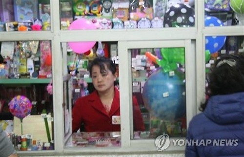 북한에서도 지하철 매대 등장
(서울=연합뉴스) 싱가포르의 대북교류 민간단체인 조선익스체인지(Chosun Exchange)는 2일 페이스북에 평양의 지하철 매대 모습을 담은 사진을 올렸다. 북한에서 지하철 역사 관리를 인민보안부가 담당하고 있다는 점을 고려하면 인민보안부가 민간과 지하철 매대를 함께 운영하며 일종의 '자릿세'를 받는 것으로 추정된다. 2016.2.2
nkphoto@yna.co.kr
