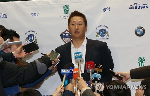 귀국 후 인터뷰하는 이대호