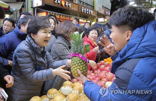 전통시장 찾은 박 대통령