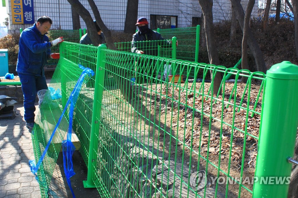 청사주변 철제 펜스 설치하는 청주시