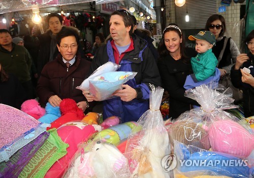 전통시장서 물건 사는 리퍼트 미 대사 부부