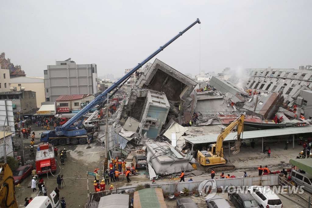대만 강진으로 붕괴된 건물 (AP=연합뉴스)