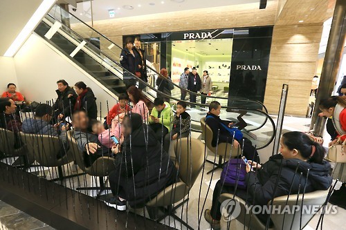 유커로 붐비는 제주 시내 면세점