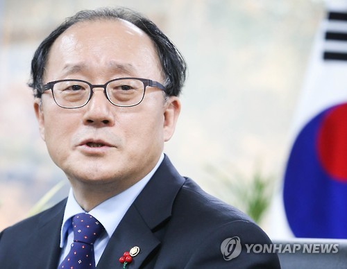 질문에 답하는 유호열 수석부의장