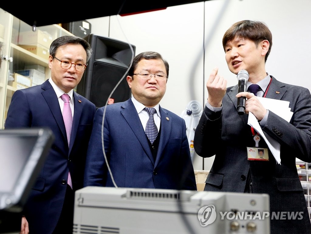 양자암호통신 국가 테스트베드 둘러보는 최재유 차관-장동현 사장