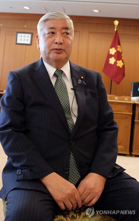 연합뉴스와 인터뷰하는 나카타니 일본 방위상
