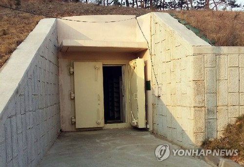 문 열린 백령도 대피소