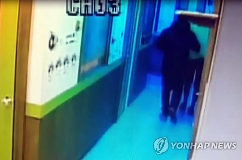 '여주인 혼자있는 노래방은 타깃'