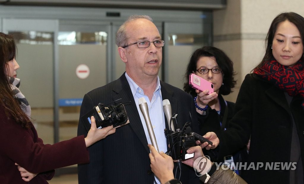 답변하는 러셀 미 국무부 차관보