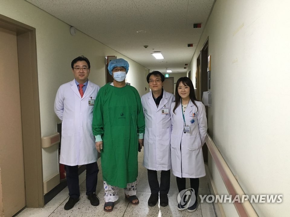 두 아들로부터 간 기증받은 아버지