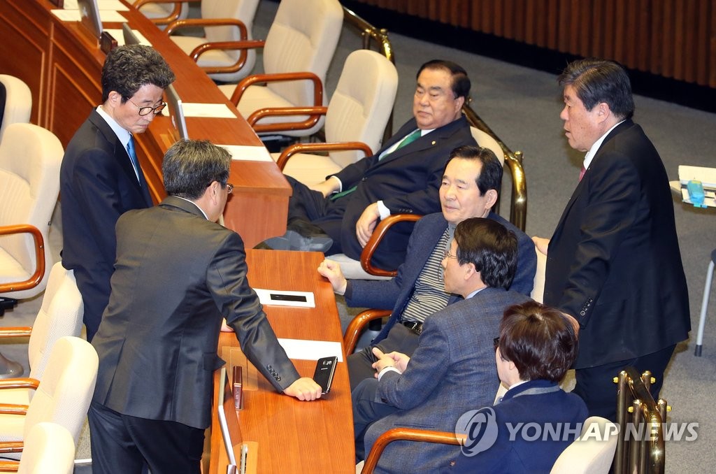 더민주 의원들과 얘기나누는 강기정 의원