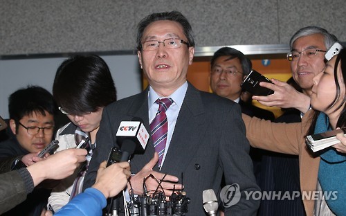 취재진 질문에 답하는 우다웨이