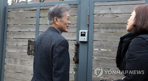 간단히 대답하는 문재인 전 대표