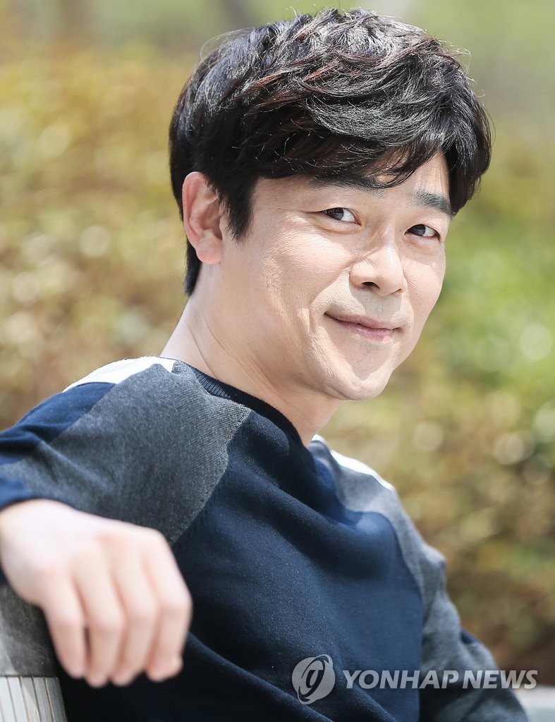 포즈 취하는 배우 이승준