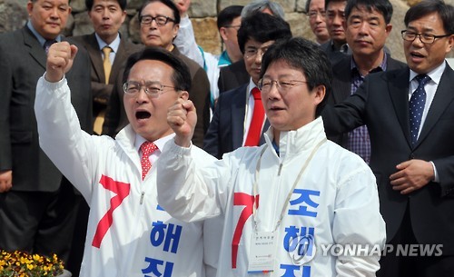 <총선> 주먹 쥐고 구호 외치는 유승민·조해진