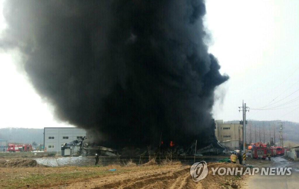 일대 뒤덮은 검은 연기