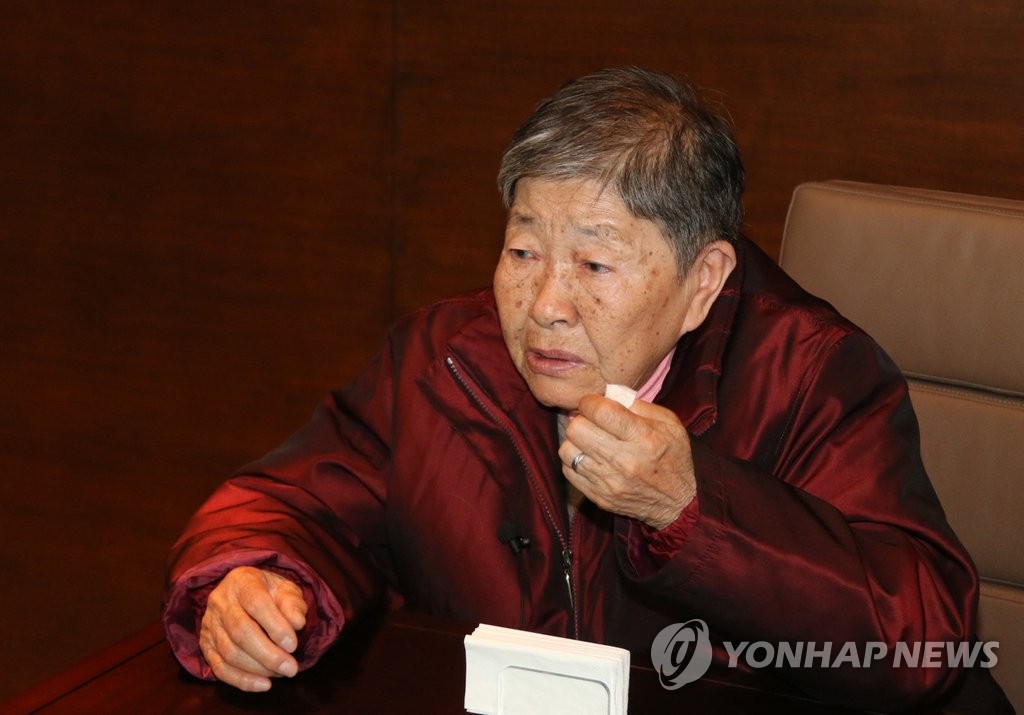하 할머니가 건강했을 당시인 지난 1월 연합뉴스와 인터뷰에서 한 많았던 세월을 눈물을 흘리며 털어놓고 있는 모습. jsa@yna.co.kr
