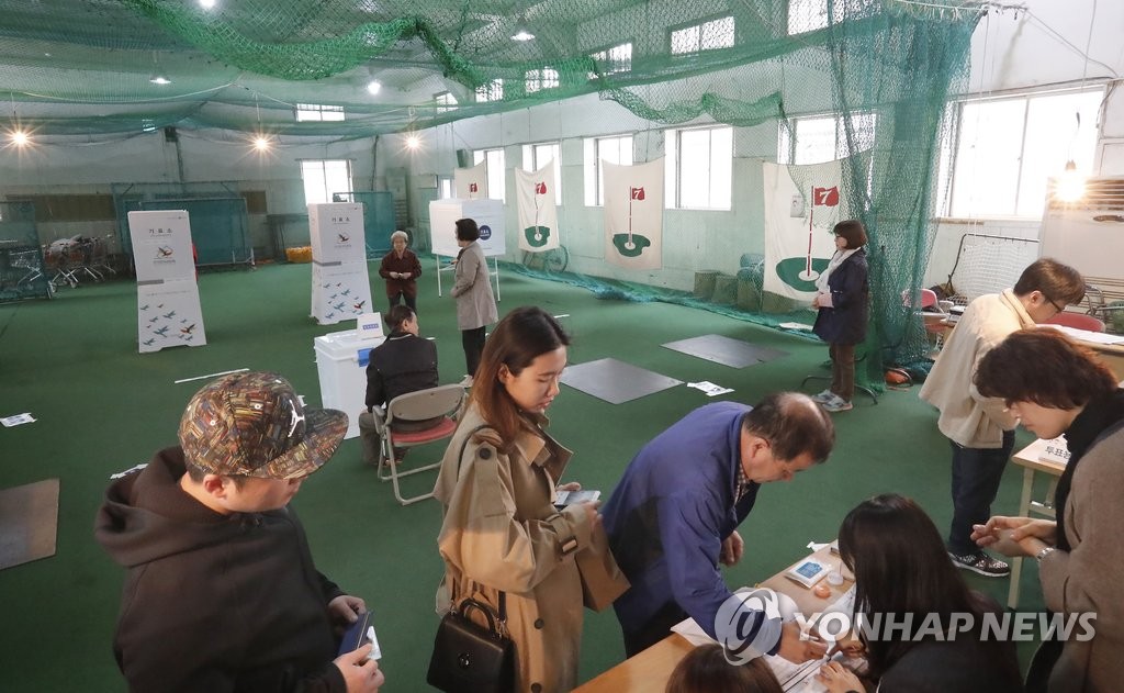 <선택 4.13> 야구 실내훈련장 찾은 유권자들