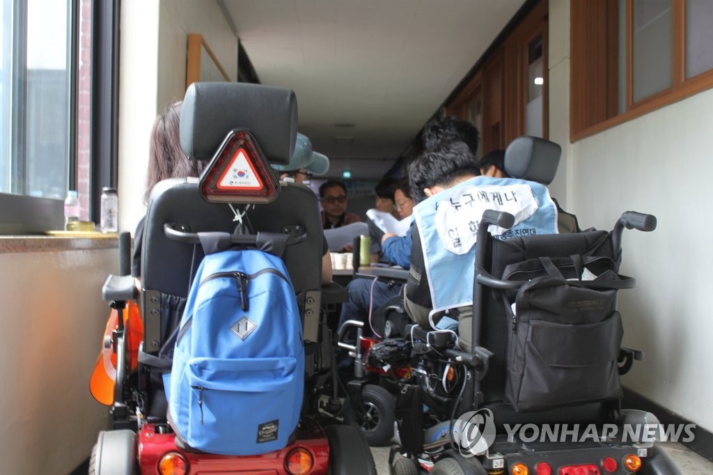 경기도청 복도 점거농성중인 장애인단체