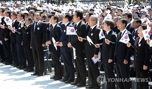 '님을 위한 행진곡' 부르는 참석자들