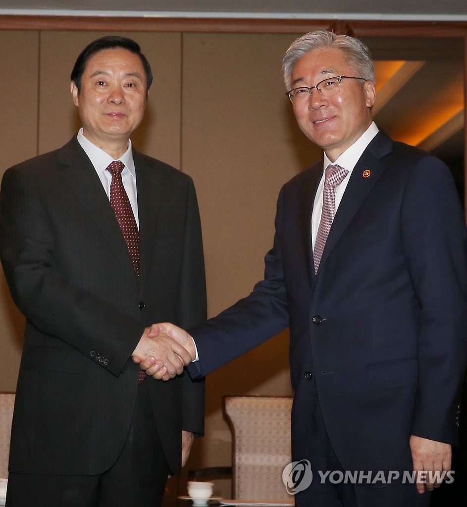 악수하는 김종덕 장관과 류치바오 중앙선전부장