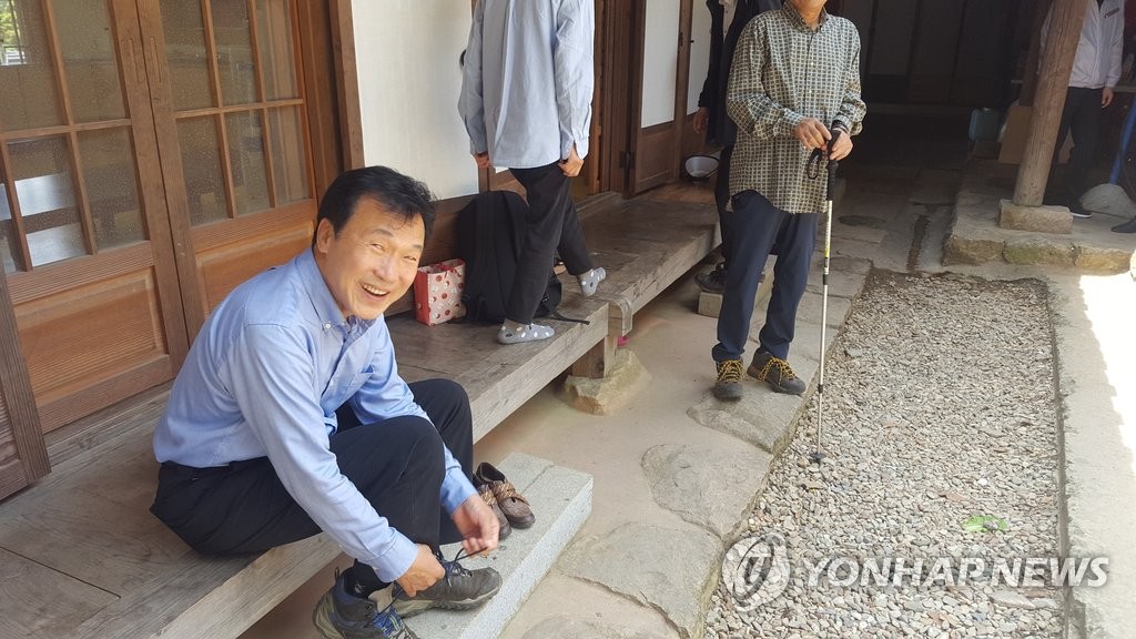 백련사에서 지지자들 만나는 손학규 전 상임고문