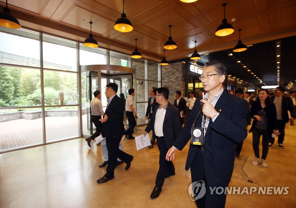 취재진에 설명하는 종로구청장