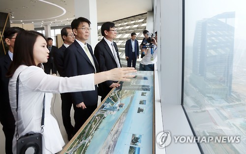 송도국제도시 둘러보는 강호인 국토부 장관