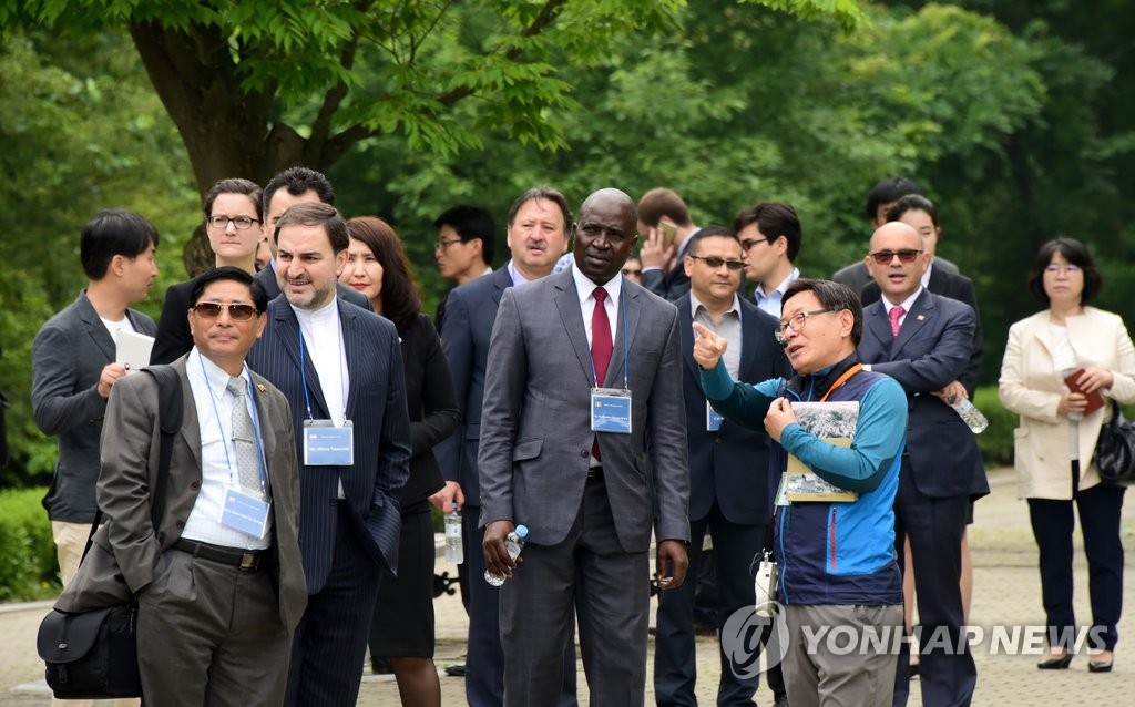 한국의 숲 설명 듣는 주한 외교사절