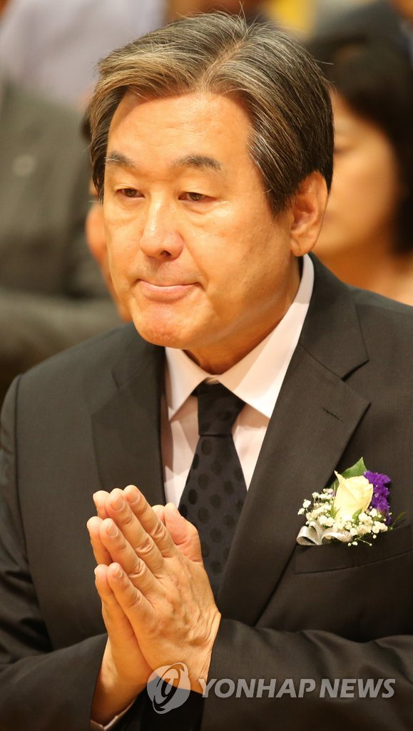 입술 다문 합장