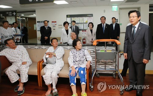 환자와 보호자 위로하는 황 총리