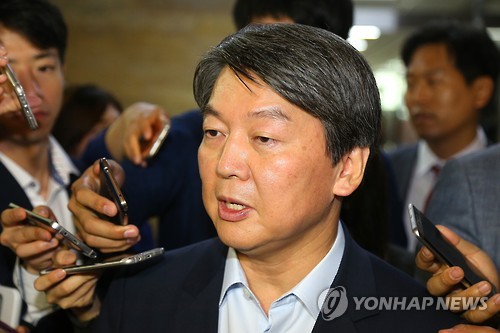 의총 마친 안철수에게 질문 홍수