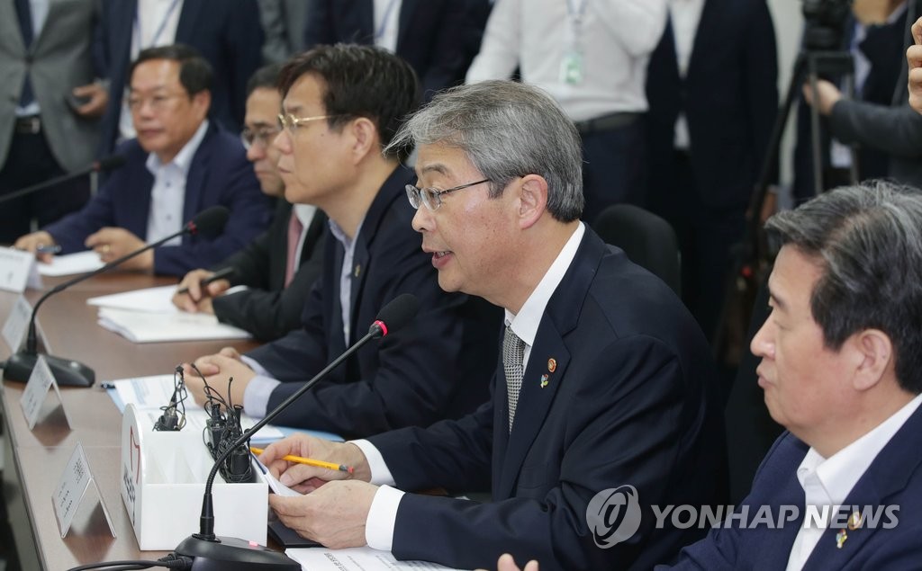 기업 구조조정 방안 설명하는 임종룡