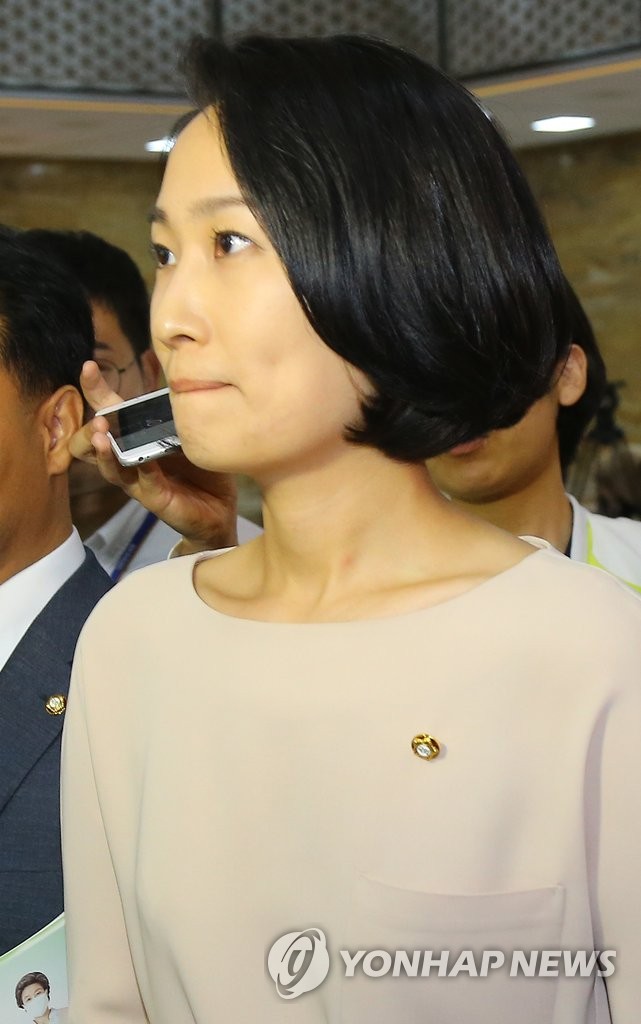 본회의장 빠져 나가는 김수민 의원