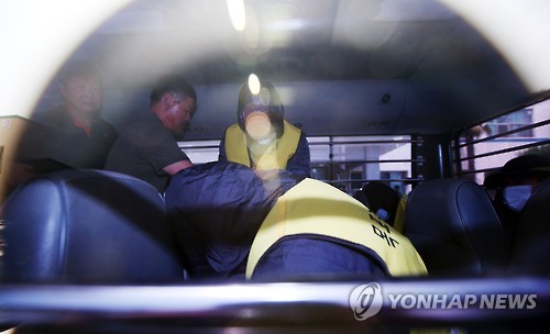 호송차에 오른 여교사 성폭행 피의자