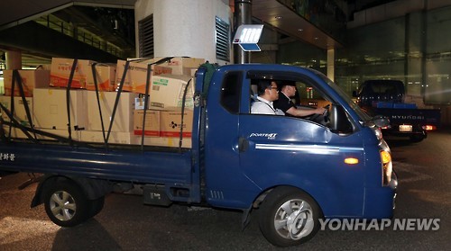 트럭 가득 실린 롯데 압수품