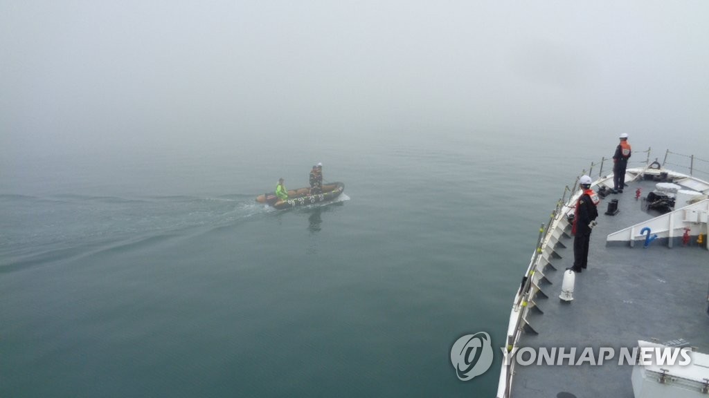 안갯속 충돌 사고로 어선 침몰…실종 선장 수색