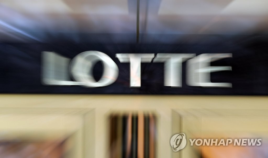 재계 5위의 롯데그룹이 사정당국의 강도 높은 비자금 수사로 창사 70여년만에 최대 위기를 맞고 있다. 12일 서울 소공동 롯데그룹 본사 등에 등에 긴장감이 흐르고 있다. 2016.6.12
leesh@yna.co.kr