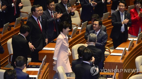입장하는 박 대통령
