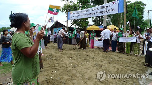 도로 포장하는 새마을 시범마을 주민들